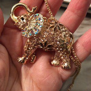 Rhinestone Elephant Pendant Necklace - Costume Jewlery NEW   Dr6